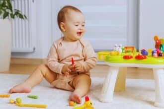 5 Aylık Bebek Oyuncakları Nasıl Olmalı